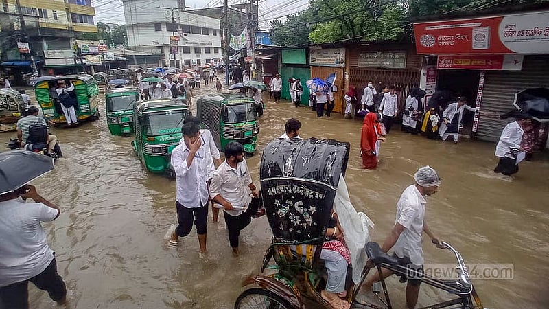 চট্টগ্রামে নগরীতে সোমবার সকালে টানা ৩ ঘণ্টা বৃষ্টির পর চকবাজার এলাকায় জলাবদ্ধতা তৈরি হওয়ায় বিপাকে পড়েন শিক্ষার্থীরা। ছবি: মিঠুন চৌধুরী