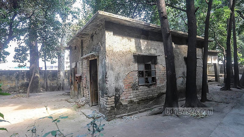 ঢাকার দক্ষিণ কেরানীগঞ্জের ওরিয়েন্ট টেক্সটাইল মিলসের চিকিৎসা কেন্দ্র এখন পরিত্যক্ত ভবন। ছবি: আব্দুল্লাহ আল মমীন