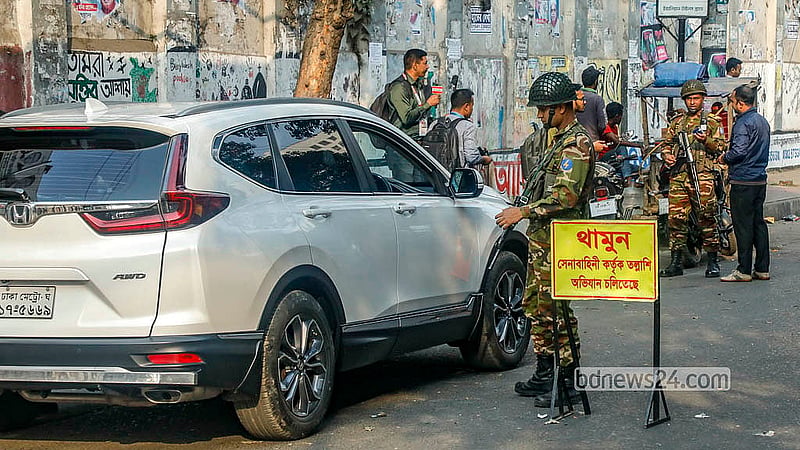 ত্রয়োদশ সংসদ নির্বাচন ঘিরে রাজধানীর আজিমপুর মোড়ে বসানো হয়েছে সেনা তল্লাশি চৌকি। মানুষ ও বিভিন্ন যানবাহন সেখানে তল্লাশির মুখে পড়ছে। ছবি: আব্দুল্লাহ আল মমীন