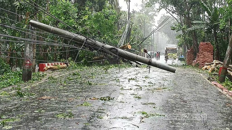 বাড়িঘর, সড়ক, উপকূলীয় বাঁধের পাশাপাশি বিদ্যুৎ অবকাঠামোরও ব্যাপক ক্ষতি করেছে রেমাল