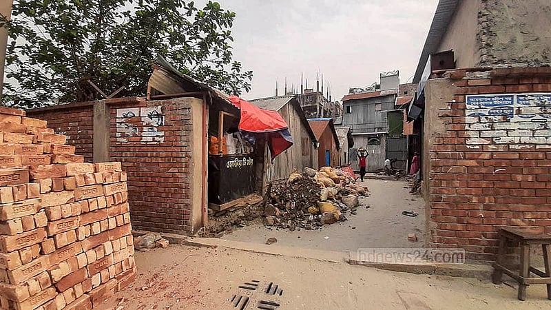 কর্তৃপক্ষের দেখভালের অভাবে হাতিরঝিলের সীমানা দেয়াল ভেঙ্গে যে যার সুবিধা মতো চলাচলের পথ বের করে নিচ্ছে।   ছবি: আব্দুল্লাহ আল মমীন
