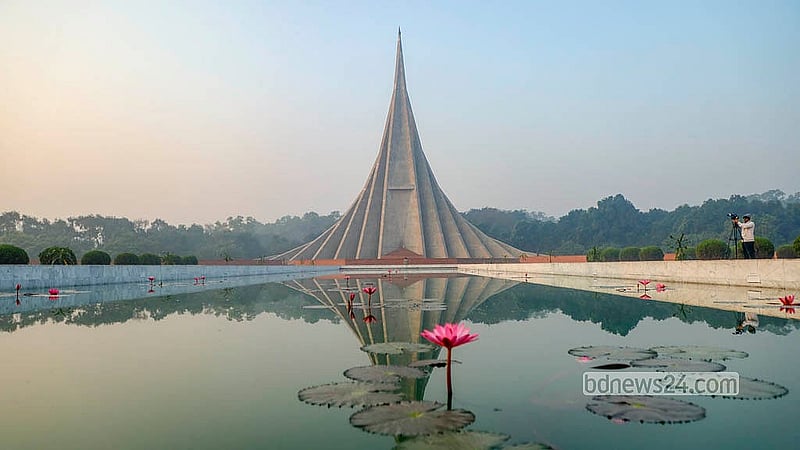 ১৬ ডিসেম্বর বিজয় দিবসে জাতীয় স্মৃতিসৌধে জাতির শ্রেষ্ঠ সন্তানদের প্রতি শ্রদ্ধা জানায় সর্বস্তরের মানুষ