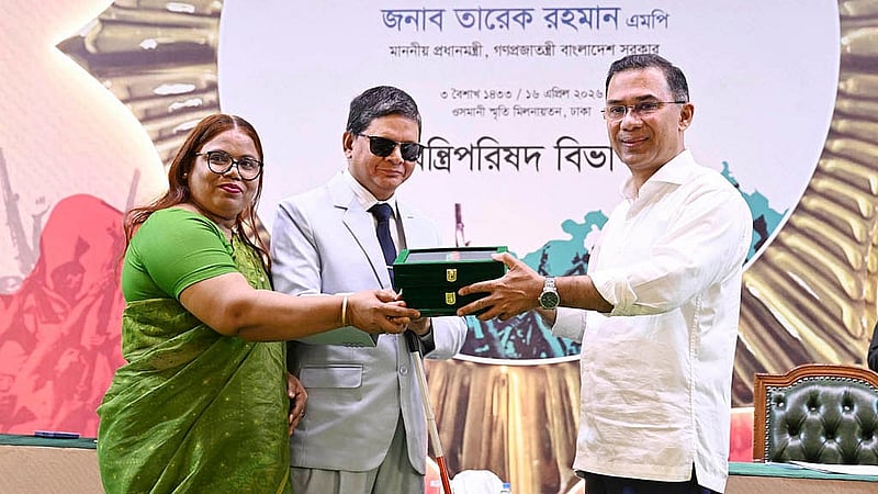 সমাজসেবায় স্বাধীনতা পুরস্কার গ্রহণ করেন সাইদুল হক