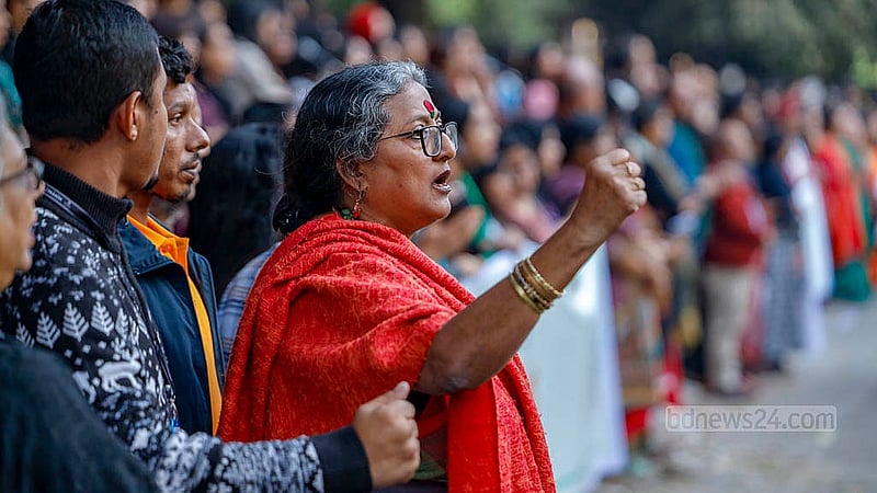 গানের তালে তালে প্রতিবাদের ভাষা তুলে ধরেছেন সংস্কৃতিমনা মানুষেরা। ছায়ানটে হামলা-ভাঙচুরের প্রতিবাদে মঙ্গলবার সংহতি সমাবেশে সবাই গলা ছেড়ে গান গেয়েছেন