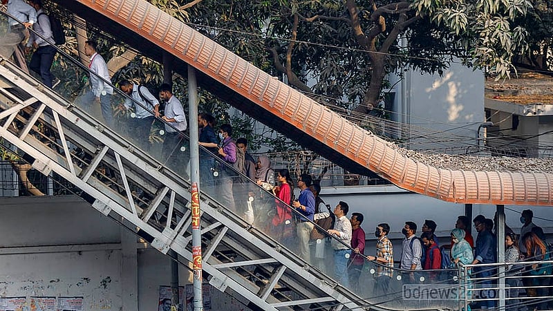 বনানীর চেয়ারম্যান বাড়ি এলাকার ফুটব্রিজে চলাচল সহজ করতে চলন্ত সিঁড়ি বসানো হয়েছিল। প্রথম কিছুদিন চললেও পরে সেটি বন্ধ হয়ে যায়। মেরামত না করায় এখনো সেই ফুটব্রিজে হেঁটে উঠছেন পথচারীরা। তাতে জটলা বেঁধে যায় মাঝেমধ্যে