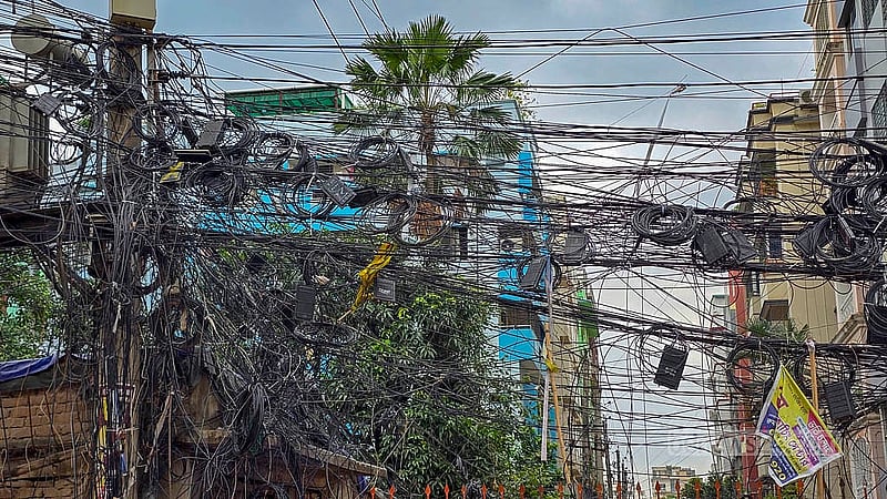 রাজধানীর নতুন বাজার এলাকার নূরেরচালা সড়কে বিদ্যুতের খুঁটি ঘিরে ঝুলছে ইন্টারনেট ও কেবল অপারেটরদের তার। এতে নষ্ট হচ্ছে সড়কের সৌন্দর্য, বাড়ছে দুর্ঘটনার আশঙ্কাও
