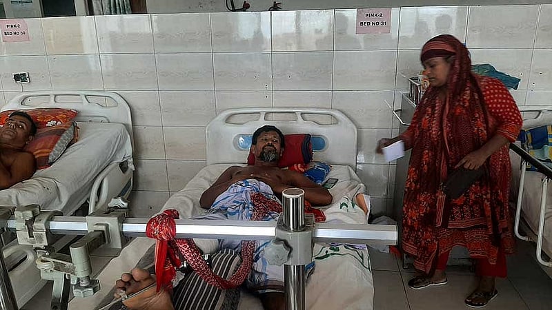 গুলশানের গুদারাঘাট এলাকায় পায়ে গুলিবিদ্ধ হয় খলিলুর রহমানের। সেই পাটা রক্ষার চেষ্টা করছেন চিকিৎসকরা। 