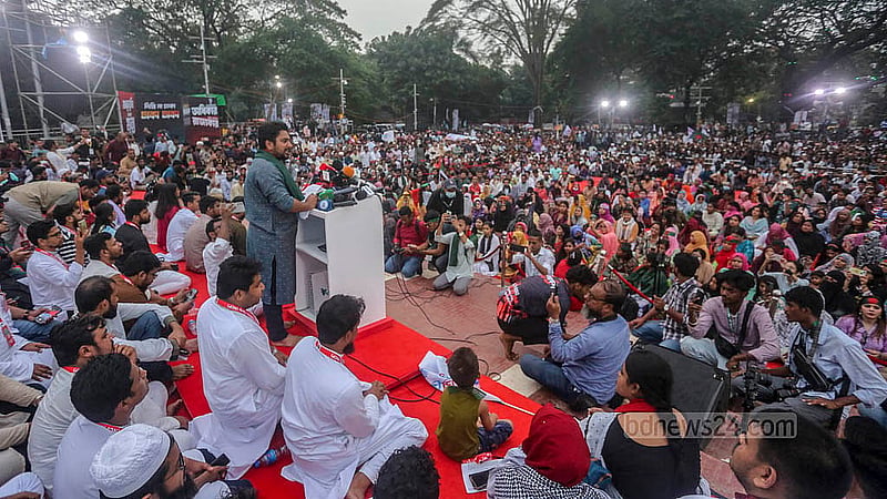 কেন্দ্রীয় শহীদ মিনার প্রাঙ্গণে রোববার সমাবেশ করে ‘নতুন বাংলাদেশের ইশতেহার’ ঘোষণা করেন এনসিপির আহ্বায়ক নাহিদ ইসলাম। ছবি: আব্দুল্লাহ আল মমীন