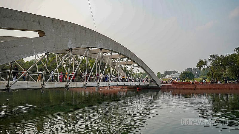 ঈদের ছুটি শেষে হলেও বুধবার ঢাকার জিয়া উদ্যানে পরিবার নিয়ে সময় কাটাতে আসেন নগরবাসী