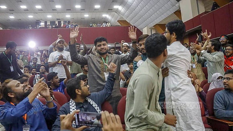 রাজশাহী বিশ্ববিদ্যালয় কেন্দ্রীয় ছাত্র সংসদ নির্বাচনে চুড়ান্ত ফল ঘোষণার পর উল্লসিত বিজয়ী প্রার্থীরা। ছবি: মাহমুদ জামান অভি