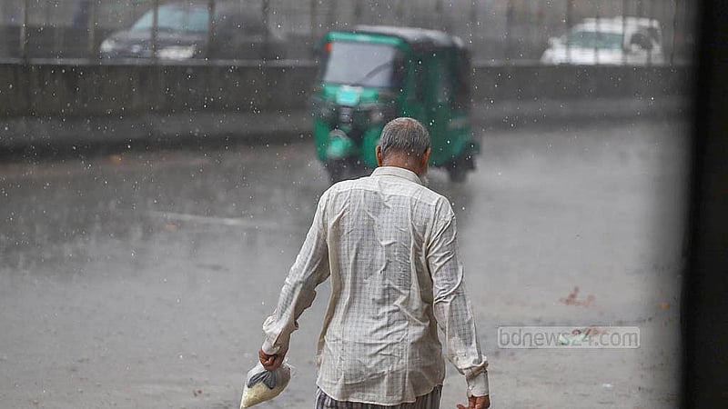রাজধানীতে শনিবার দুপুরে হঠাৎ বৃষ্টিতে বিপাকে পড়েন নগরবাসী। যাত্রাবাড়ীর কুতুবখালী এলাকা থেকে তোলা। ছবি: আব্দুল্লাহ আল মমীন