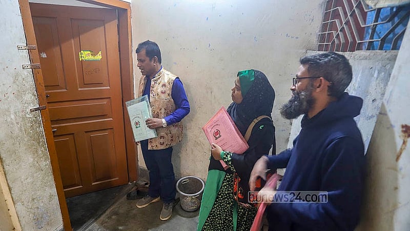 সোমবার দেশব্যাপী শুরু হয়েছে ভোটার তালিকা হালনাগাদ কর্মসূচি। নির্বাচন কমিশন থেকে প্রশিক্ষণপ্রাপ্ত কর্মীরা বাড়ি বাড়ি গিয়ে সংগ্রহ করছে নতুন ভোটারদের তথ্য। ছবি: আব্দুল্লাহ আল মমীন