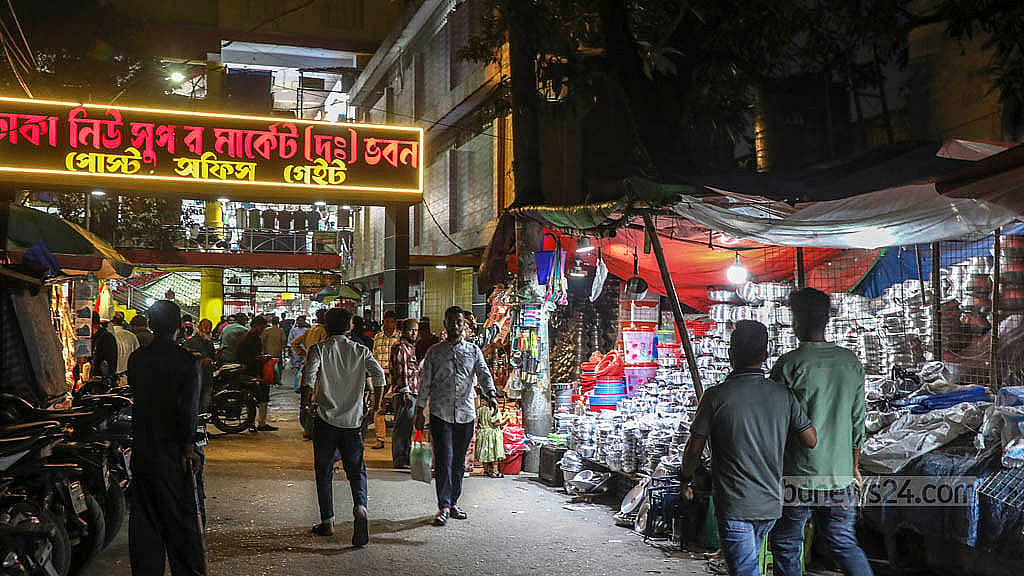 রাত ৮টায় বন্ধের সূচিতে ফিরছে দোকানপাট