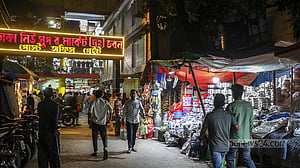 রাত ৮টায় বন্ধের সূচিতে ফিরছে দোকানপাট