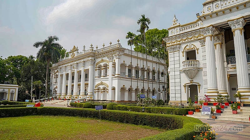 মহেরা জমিদার বাড়ির মহারাজা লজ রাজকীয় নকশা ও গঠনে আলাদা। জমিদার বাড়ির প্রাঙ্গণে দাঁড়িয়ে থাকা এ লজে ফুটে উঠেছে প্রাচীন আভিজাত্য। ছবি: তানজিনুর রহমান ভূইয়া