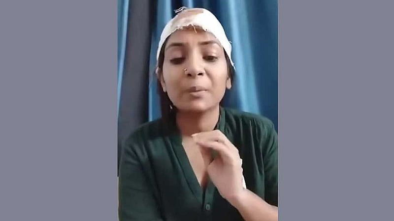 আহত হওয়ার এমন ছবি ফেইসবুকে শেয়ার করেছেন নীলা ইসরাফিল।