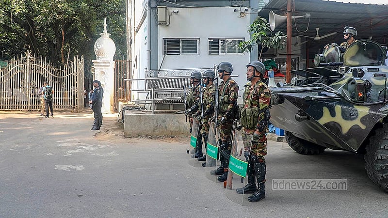 জুলাই অভ্যুত্থান দমানোর চেষ্টায় মানবতাবিরোধী অপরাধ মামলার রায়ের দিন ধার্যকে কেন্দ্র করে বৃহস্পতিবার আন্তর্জাতিক অপরাধ ট্রাইব্যুনাল প্রাঙ্গণে ছিল কঠোর নিরাপত্তা ব্যাবস্থা