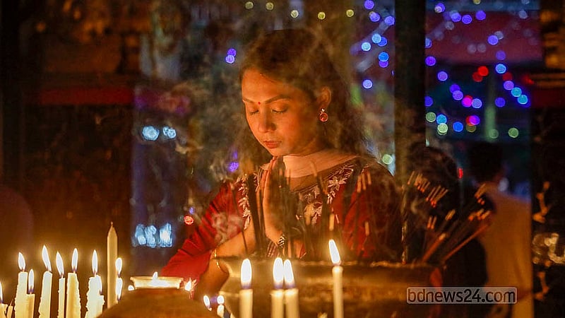 প্রবারণা পূর্ণিমায় সোমবার ঢাকার বাসাবো বৌদ্ধ মন্দিরে প্রার্থনারত এক পুণ্যার্থী