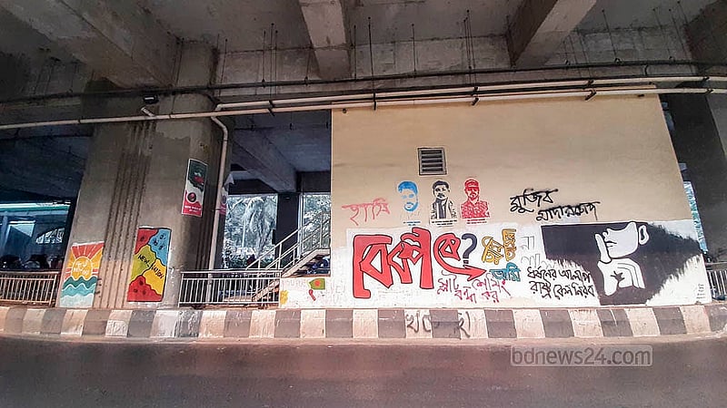 মেট্রোরেলের পিলার ও স্টেশনের দেয়ালে অমোচনীয় কালি দিয়ে লেখালেখির পাশাপাশি সাঁটানো হচ্ছে পোস্টার। তাতে সৌন্দর্য হারাচ্ছে মেট্রোরেল। ছবি: আব্দুল্লাহ আল মমীন