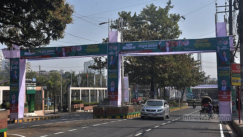 বিএনপি চেয়ারম্যান তারেক রহমানের আগমন উপলক্ষে চট্টগ্রামের কাজীর দেউড়ি এলাকায় সড়কে স্থাপন করা হয়েছে তোরণ। ছবি: সুমন বাবু