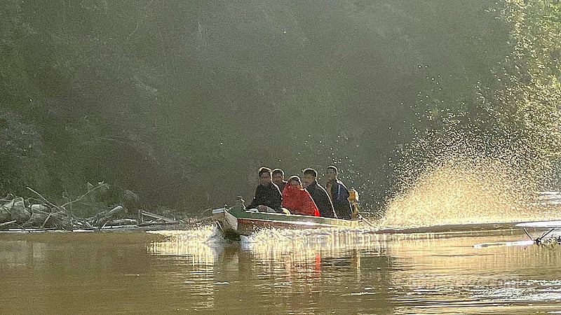 রাঙামাটির কাসালং নদীতে পানির প্রবাহ স্বাভাবিক থাকায় ইঞ্জিন চালিত নৌকায় যাতায়াত করেন স্থানীয়রা