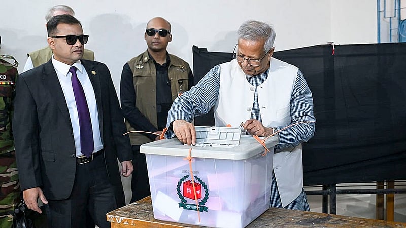 ত্রয়োদশ সংসদ নির্বাচনে রাজধানীর গুলশান মডেল স্কুল অ্যান্ড কলেজ কেন্দ্রে ভোট দিয়েছেন প্রধান উপদেষ্টা মুহাম্মদ ইউনূস