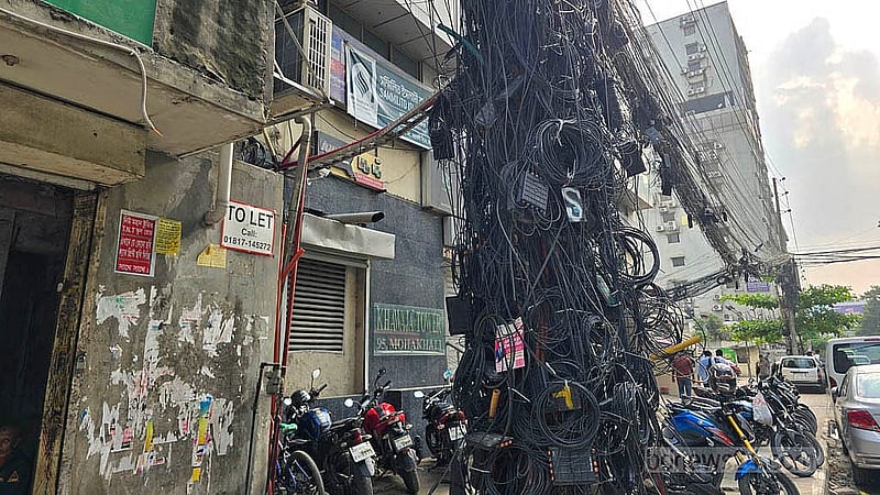 রাজধানীর মহাখালী এলাকায় বিদ্যুতের খুঁটির চারপাশ দখল করে রয়েছে ইন্টারনেট এবং স্যাটেলাইট কেবলের তার