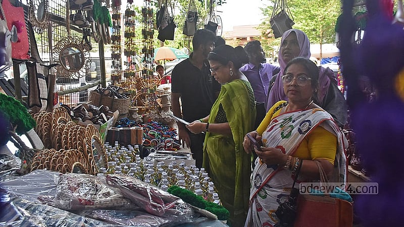 জব্বারের বলী খেলা উপলক্ষে চট্টগ্রাম লালদীঘি মাঠের আশপাশে বসে বৈশাখী মেলা। মেলায় ক্রেতা-দর্শনার্থীদের আনাগোনা শুরু হয়ে গেছে। ছবি: সুমন বাবু