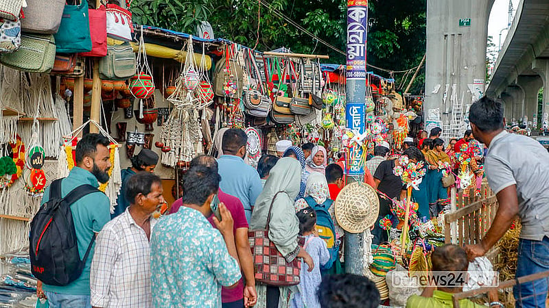বৈশাখের আগে প্রতিবারের মতো এবারও ক্রেতাদের আনাগোনা বেড়েছে ঢাকা বিশ্ববিদ্যালয়ের দোয়েল চত্বরের কারুশিল্পের দোকানগুলোতে