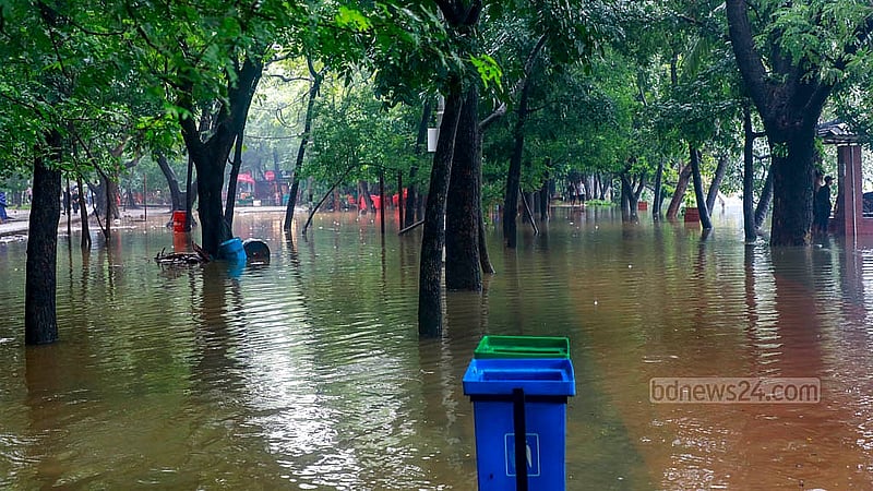 ঢাকার ধানমন্ডির লেকের চারপাশে জলাবদ্ধতার কারণে হাঁটার রাস্তা ডুবে গেছে। পানিতে সয়লাব চারপাশ। ছবি: মাহমুদ জামান অভি