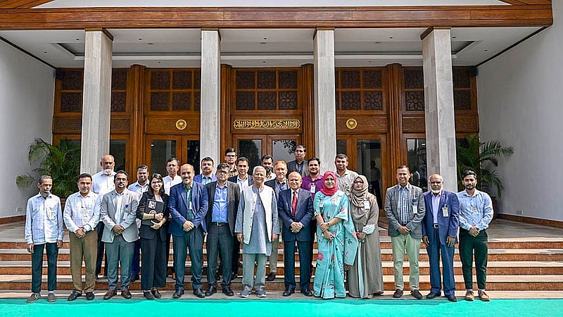 অন্তর্বর্তীকালীন সরকারের প্রধান উপদেষ্টা মুহাম্মদ ইউনূস সোমবার তার কার্যালয়ের কর্মকর্তা-কর্মচারীদের উদ্দেশ্যে বিদায়ী ভাষণ শেষে কর্মরত সবার সঙ্গে ফটোসেশনে অংশ নেন