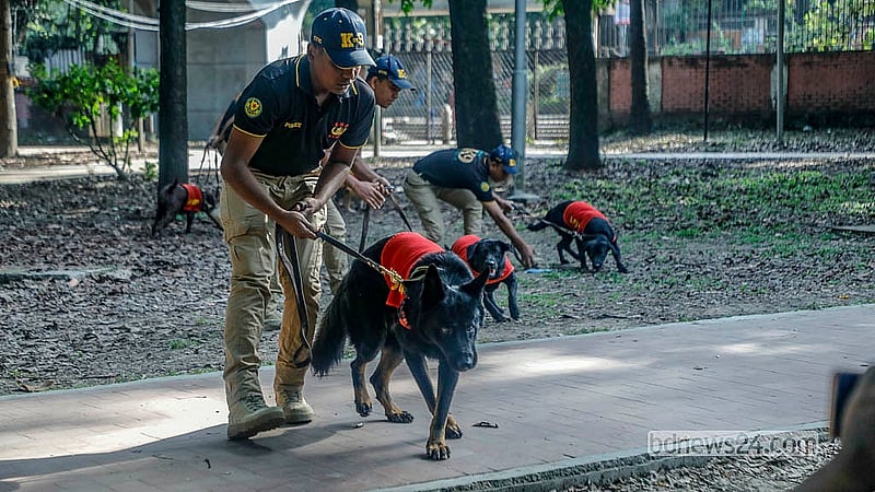 বর্ষবরণ উৎসব সামনে রেখে রোববার ঢাকায় রমনা পার্কের বটমূলে নিরাপত্তা মহড়া আয়োজন করে ডিএমপি