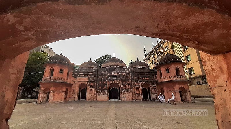 ঢাকার মোহাম্মদপুরে অবস্থিত ‘সাত গম্বুজ মসজিদ’। এর গম্বুজ, মিনার ও বুরুজ বহন করছে মুঘল আমলের স্থাপত্যশৈলী।  ছবি: আব্দুল্লাহ আল মমীন