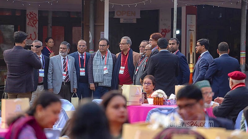 অনেকদিন পরের পুনর্মিলনের ক্ষণ হল ফ্রেমবন্দি। শনিবার বিকালে টিএসসি প্রাঙ্গণে বসেছিল ঢাকা বিশ্ববিদ্যালয়ের ইংরেজি বিভাগের সাবেক শিক্ষার্থীদের মিলনমেলা