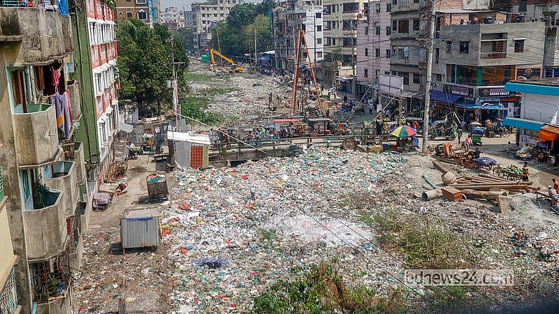 শুভাঢ্যা খালের কালিগঞ্জ মুরগিপট্টি সেতুর চারপাশ ভরাট হয়ে আছে আবর্জনায়।  ছবি: আব্দুল্লাহ আল মমীন