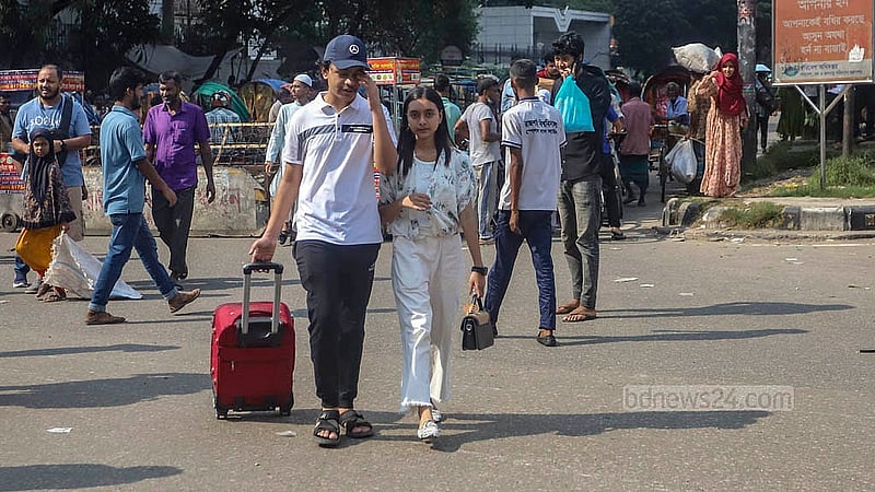 বৈষম্যবিরোধী ছাত্র আন্দোলনের সময় শনির আখড়ায় ইমাম হাসান তাইমের হত্যার বিচারের দাবিতে মঙ্গলবার শিক্ষার্থীরা জিরো পয়েন্টে রাস্তা অবরোধ করলে দুর্ভোগে পড়েন সাধারণ মানুষ। এ সময় অনেকে হেঁটে গন্তব্যে রওনা হন। ছবি: আব্দুল্লাহ আল মমীন
