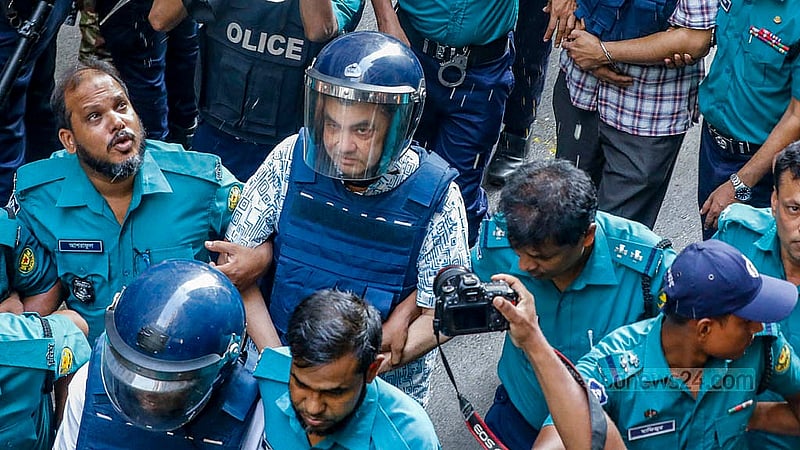 সাবেক বন ও পরিবেশমন্ত্রী সাবের হোসেন চৌধুরীকে সোমবার পুলিশের কড়া নিরাপত্তায় আদালতে তোলা হয়। ছবি: আব্দুল্লাহ আল মমীন
