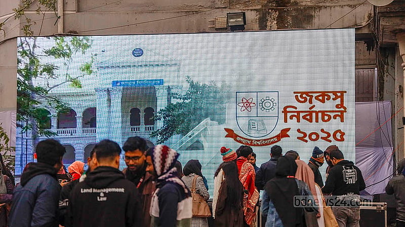 জগন্নাথ বিশ্ববিদ্যালয় প্রতিষ্ঠার দুই দশক বাদে মঙ্গলবার প্রথমবার কেন্দ্রীয় শিক্ষার্থী সংসদের (জকসু) ভোট হওয়ার কথা ছিল। সেই আনন্দে সকালবেলা ক্যাম্পাসে ছিল উৎসবমুখর পরিবেশ