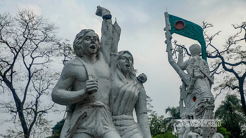 জুলাই আন্দোলনে আওয়ামী লীগ নেতৃত্বাধীন সরকার পতনের পর হামলা হয় ঢাকা বিশ্ববিদ্যালয়ে ‘স্বাধীনতা সংগ্রাম’ ভাস্কর্য চত্বরেও