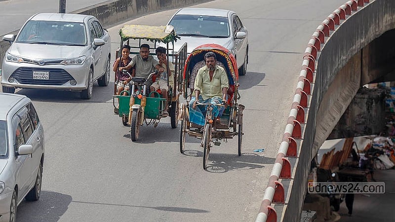 ঢাকার ব্যস্ত ফ্লাইওভারগুলোতে প্রধান সড়কের তুলনায় যানবাহন চলে বেশি গতিতে। সেখানে পাল্লা দিচ্ছে ব্যাটারিচালিত রিকশা। ছবি: মাহমুদ জামান অভি