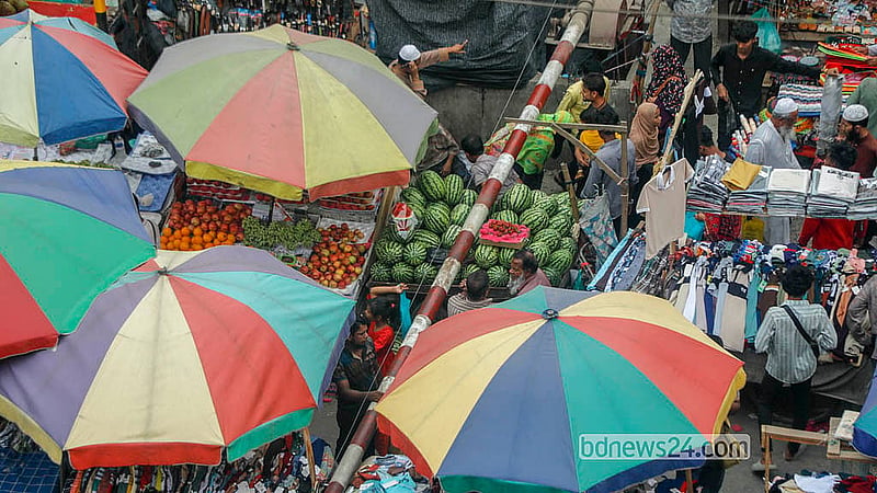 রাজধানীর জুরাইন রেল ক্রসিংয়ের কাছে রেল লাইনের চারপাশে বসানো হয়েছে অসংখ্য অস্থায়ী দোকান। ট্রেন আসা-যাওয়ার সময় লেভেল ক্রসিংয়ের গেট নামাতে গিয়ে ভোগান্তিতে পড়তে হয় কর্তব্যরত ব্যক্তিকে