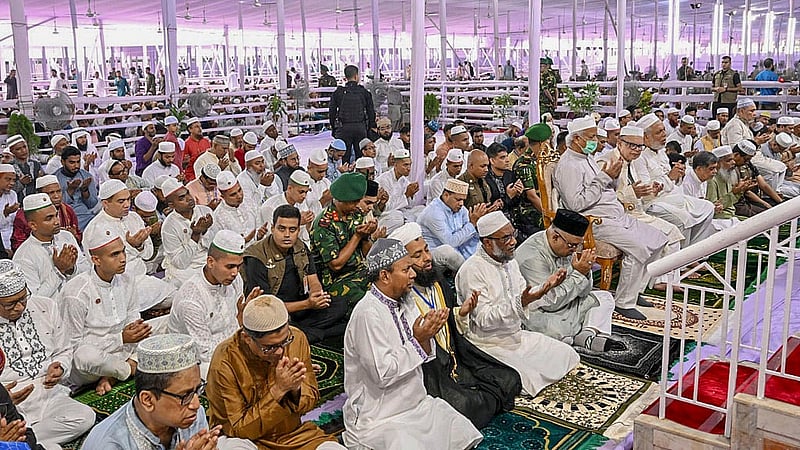 জাতীয় ঈদগাহে শনিবার ঈদুল আজহার নামাজ শেষে মোনাজাতে অংশ নেন প্রধান উপদেষ্টা মুহাম্মদ ইউনূস। ছবি: পিআইডি