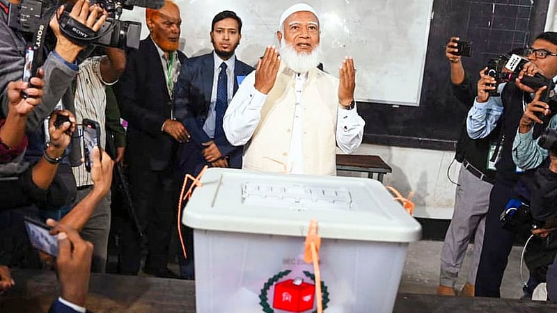 ত্রয়োদশ সংসদ নির্বাচনে রাজধানী মিরপুরের মনিপুর উচ্চ বিদ্যালয় (বালক শাখা) কেন্দ্রে ভোট দেন জামায়াতে ইসলামীর আমির শফিকুর রহমান।