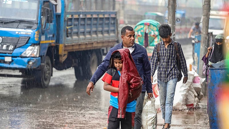ফাল্গুনের দুপুরে হঠাৎ বৃষ্টিতে বিপাকে পড়েন পথচারীরা। ছবি: আব্দুল্লাহ আল মমীন