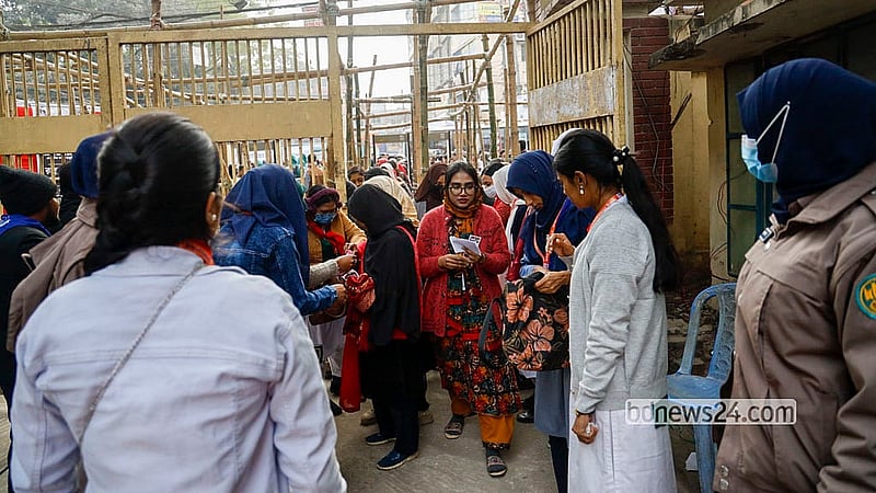 জকসু নির্বাচনের সকালে মঙ্গলবার জগন্নাথ বিশ্ববিদ্যালয়ের শিক্ষার্থীদের ব্যাগ তল্লাশি করে পরিচয়পত্র দেখে ক্যাম্পাসে প্রবেশ করতে দেওয়া হয়