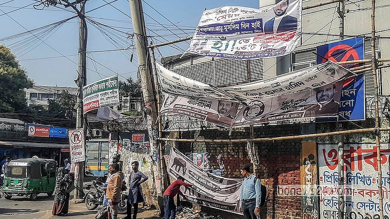রাজধানীর চানখারপুল মোড়ে রোববার দেখা যায় প্রার্থীদের নির্বাচনি ব্যানার-ফেস্টুন