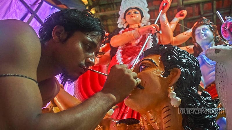 চট্টগ্রামের সিআরবি এলাকায় মন্দিরে দেবী দুর্গাকে প্রস্তুত করতে ব্যস্ত সময় পার করছেন প্রতিমাশিল্পীরা। ছবি: সুমন বাবু