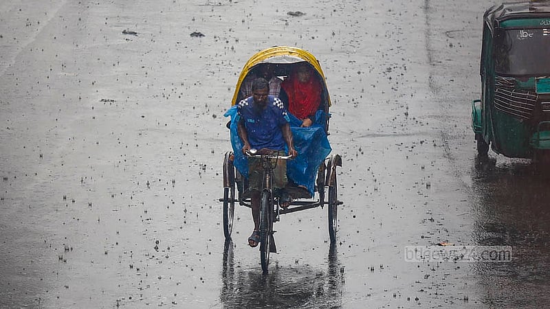 ঢাকার টেকনিক্যাল এলাকায় মঙ্গলবার বৃষ্টির মধ্যে যাত্রী নিয়ে গন্তব্যের পথে এক রিকশাচালক। ছবি: মাহমুদ জামান অভি