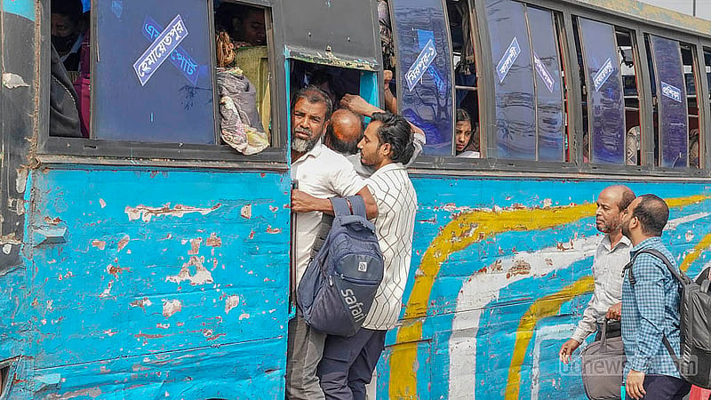 নির্বাচন ঘিরে রাজধানীতে গণপরিবহন চলাচল কমে গেছে। দুয়েকটি বাস এলেও তাতে যাত্রী ধারণের জায়গা নেই। অনেকে বাসের গেইটে ঝুলে ঝুলে বিভিন্ন গন্তব্যে ছোটেন