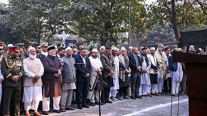 প্রধান উপদেষ্টা মুহাম্মদ ইউনূস, উপদেষ্টা পরিষদের সদস্য, বিভিন্ন রাজনৈতিক দলের নেতা, তিন বাহিনীর প্রধানসহ বিভিন্ন দেশের কূটনীতিকরা বুধবার সংসদ ভবন প্রাঙ্গণে সাবেক প্রধানমন্ত্রী, বিএনপি চেয়ারপাসন খালেদা জিয়ার জানাজায় অংশ নেন। ছবি: পিআইডি